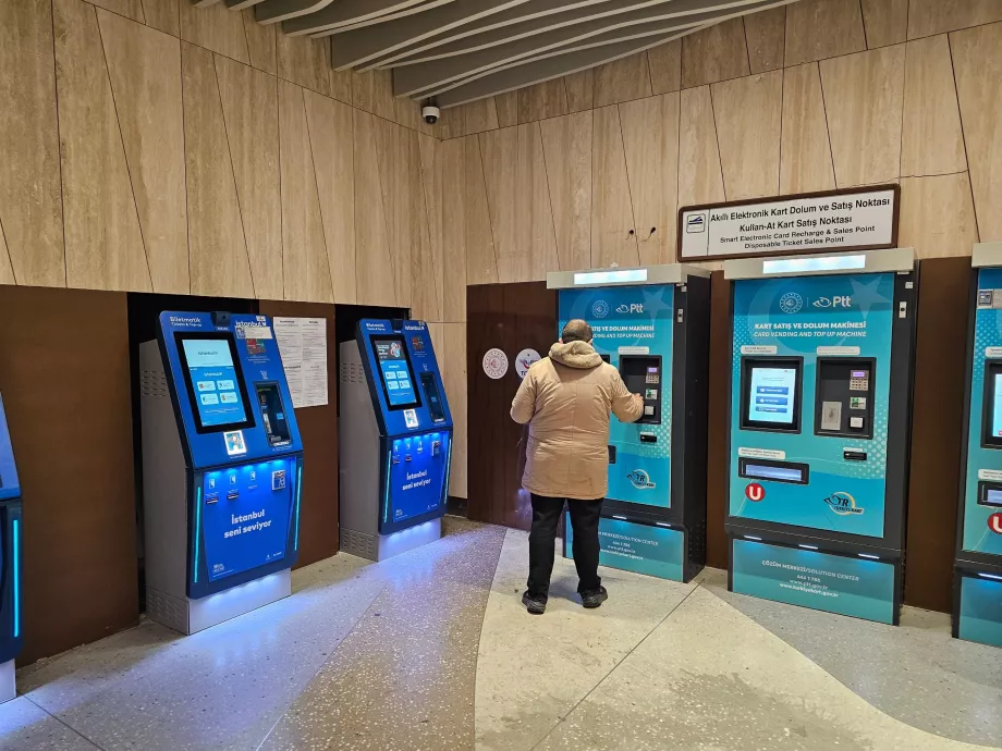 Soldaki mavi makineler - İstanbulkart; sağdaki mavi makineler - PTT kartı