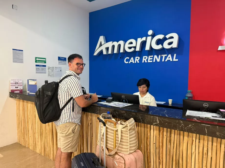 Tulum'daki araç kiralama gişesindeki ben