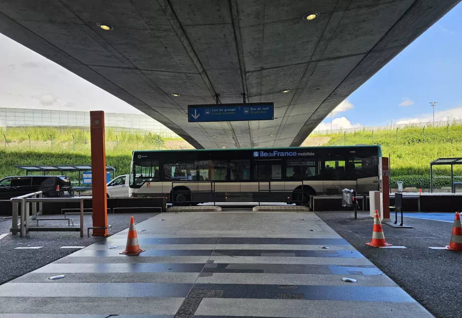 Terminal 1'in önünden 350 numaralı otobüs