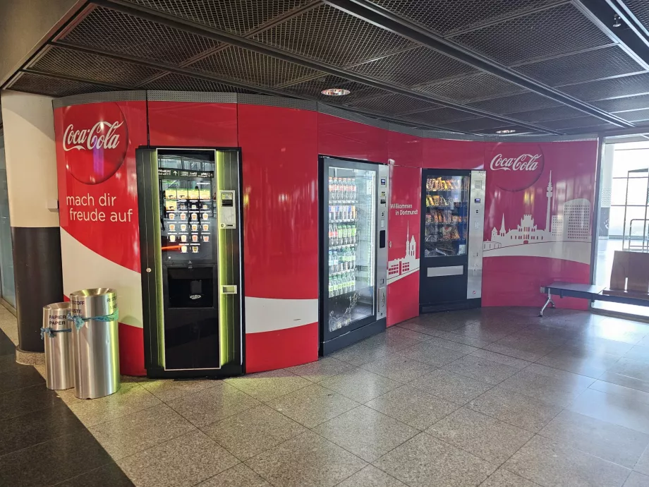 Gelen yolcu salonundaki otomatlar