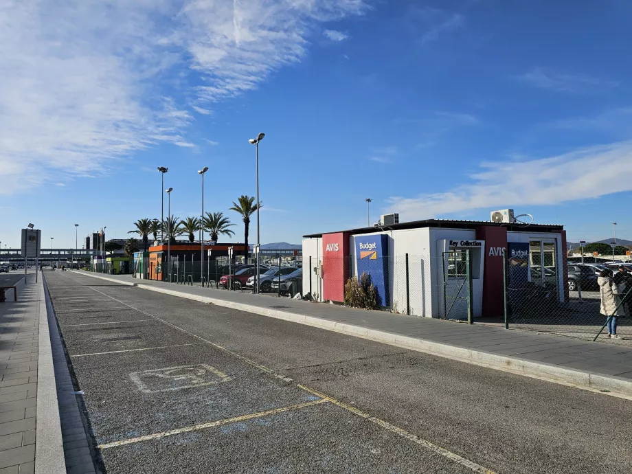 Terminal 2'nin önünde araç kiralama