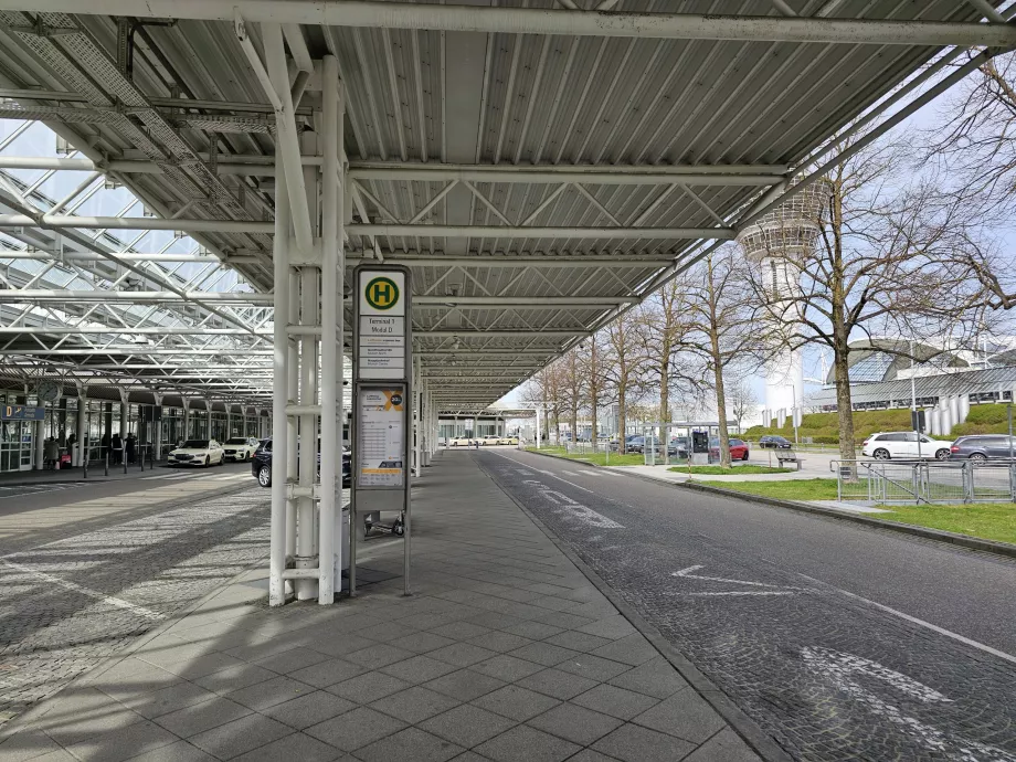 Lufthansa CityBus Terminal 1'in önünde durur