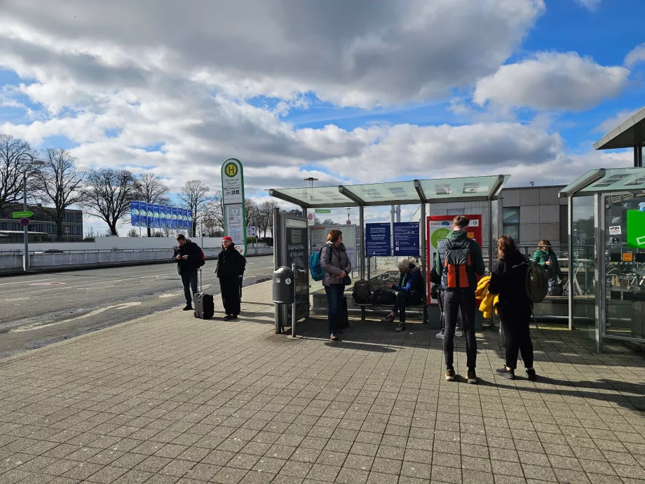 Otobüs durağı 490 ve bilet makinesi