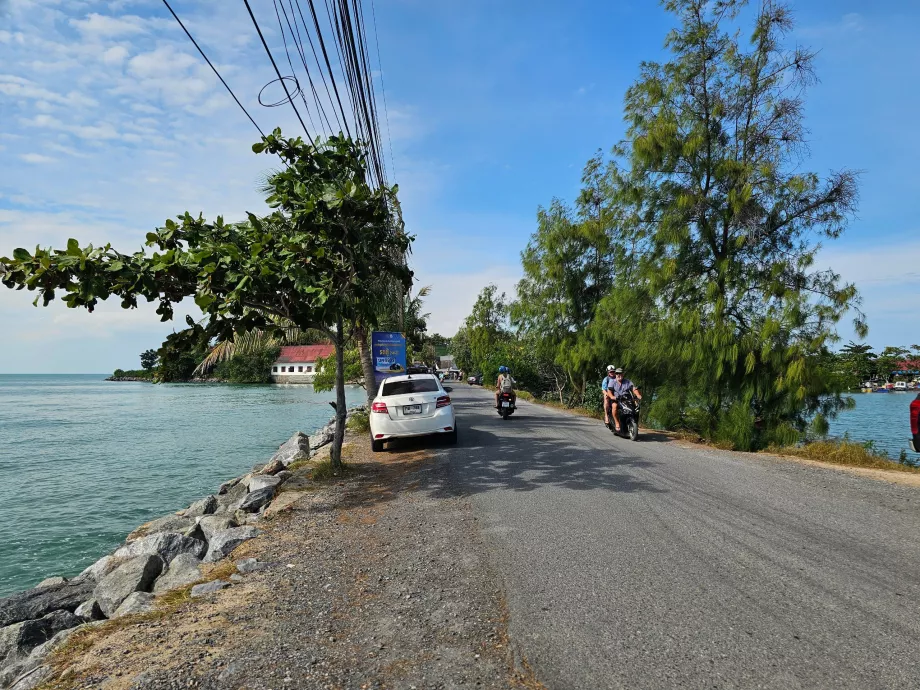 Wat Phra Yai'ye giden yol ve park yeri