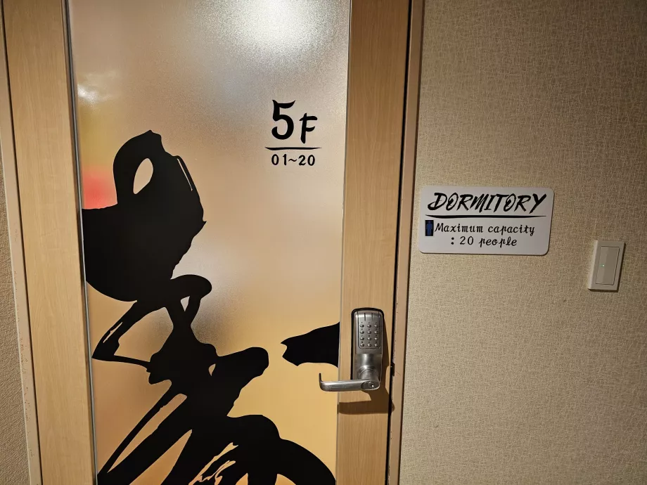 Beşinci kattaki ortak odaya açılan şifreli kapı