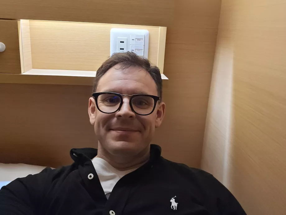 Bir kapsülün içinde yatan ben