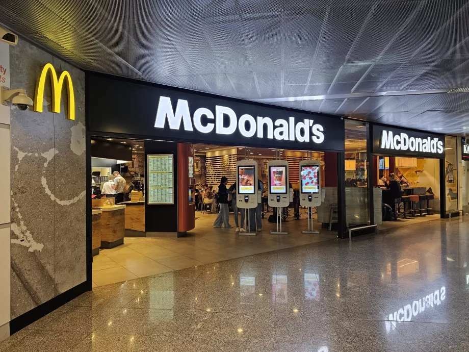 WAW Havalimanı'nın genel kullanım alanındaki McDonald’s