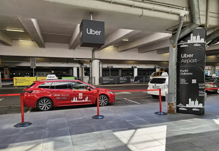 Varşova Havalimanı'ndaki Uber Havalimanı karşılama noktası