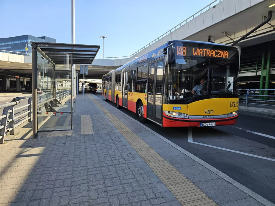 Geliş salonunun önündeki 148 numaralı otobüs