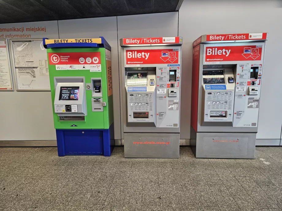 Tren istasyonundaki bilet makineleri (solda RL hattı, sağda S-SKM hatları için)