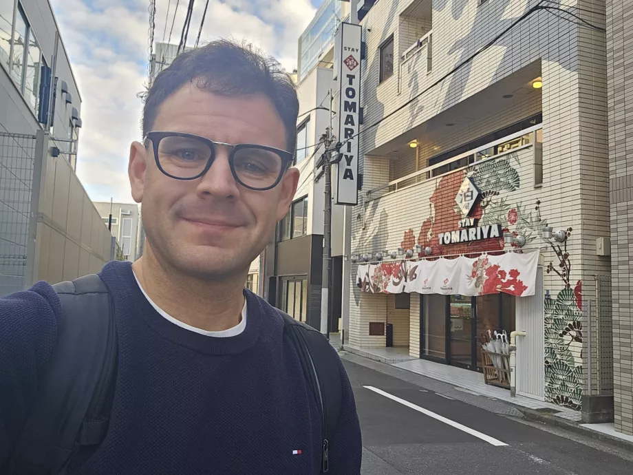 Tomariya Otel'in önünde ben