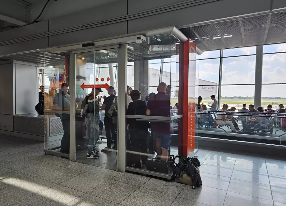 Transit alanında sigara içme salonları