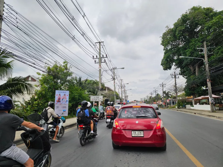 Ada çevresindeki ana yolda trafik