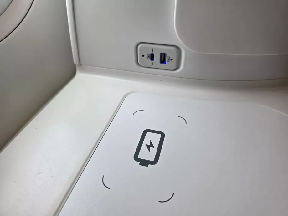 Kablosuz şarj ve USB bağlantı noktaları