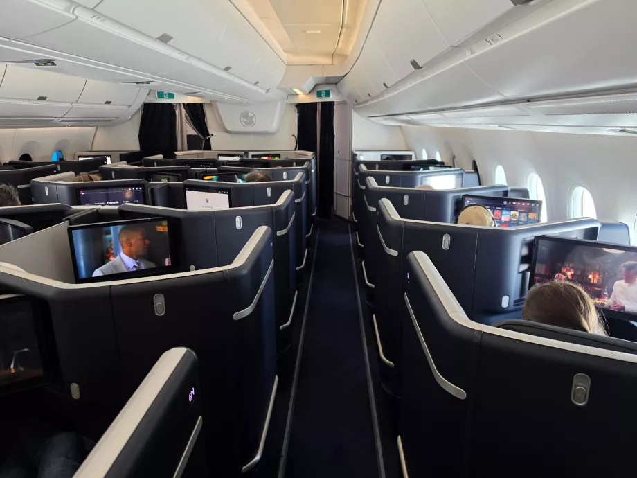 Uçuş sırasında business class kabininin bir görüntüsü