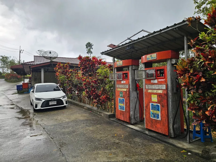 Küçük benzin pompası