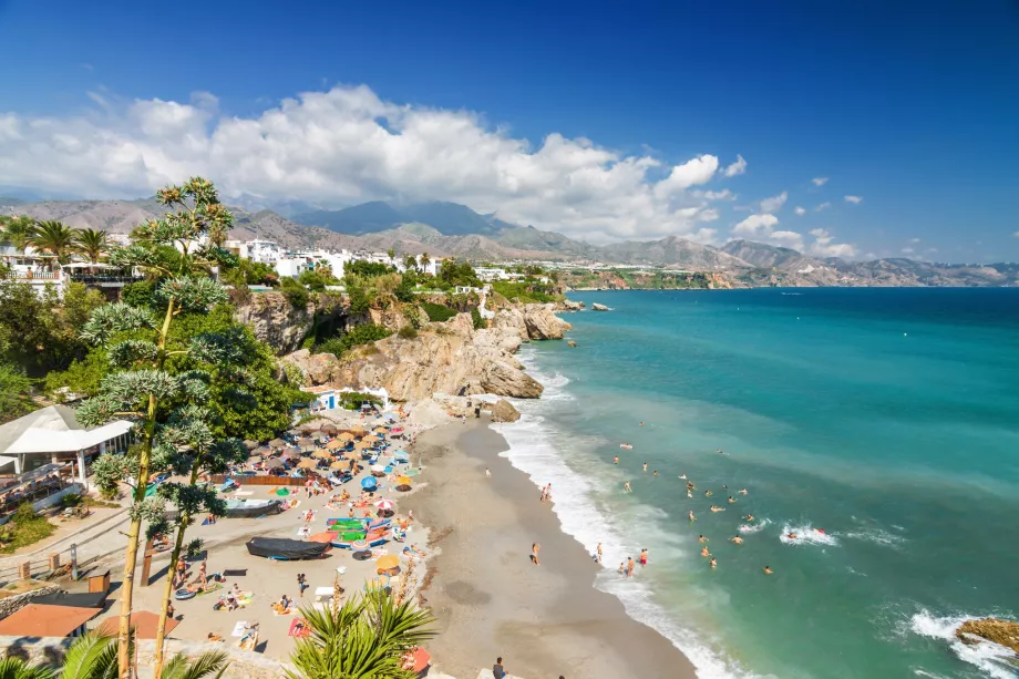 Nerja'nın kayalık sahili