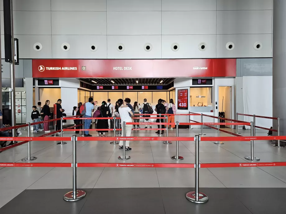 Otel masası, gelen yolcu salonunun halka açık kısmı