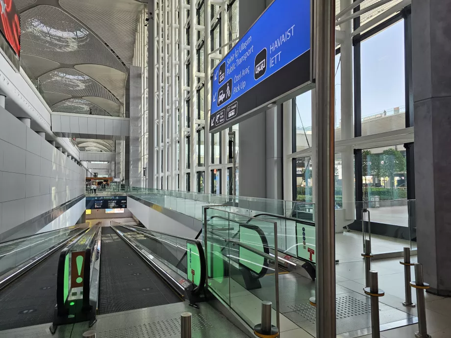 Bodrumdaki otobüslere giden yol