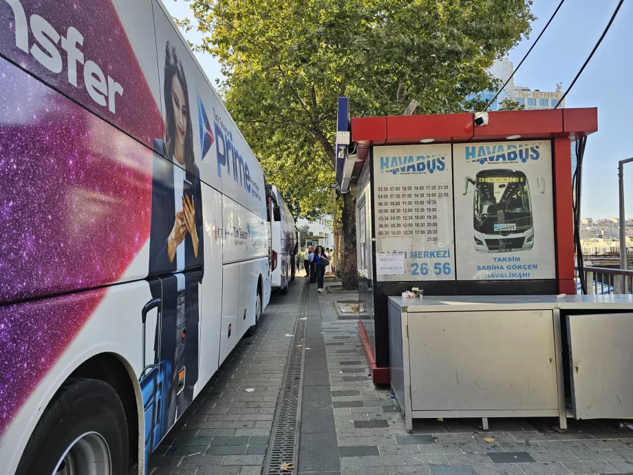 Taksim Meydanı'nda otobüs durağı