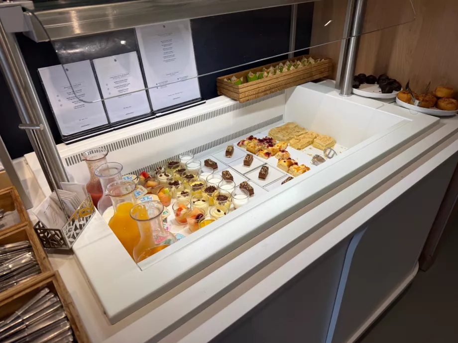 Lounge'da sunulan yiyecekler