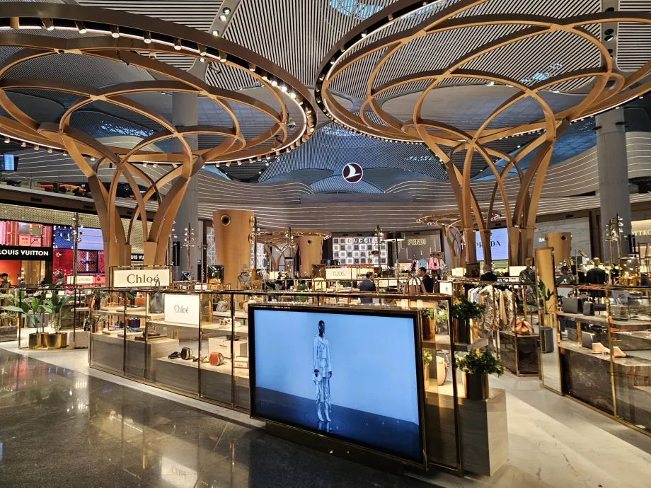 Transit bölgede alışveriş merkezi