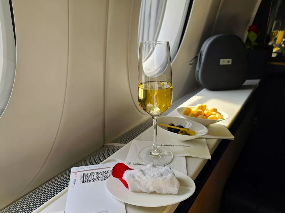 Hoş geldiniz içeceği, macadamia fıstığı ve zeytin