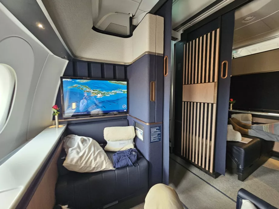 Ara sokağın ve bitişikteki çift kişilik Süit 1D/1E'nin görünümü - açık kapı