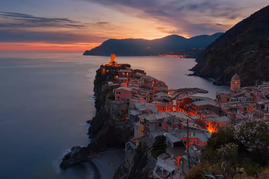 Gözetleme kulesinden gece Vernazza