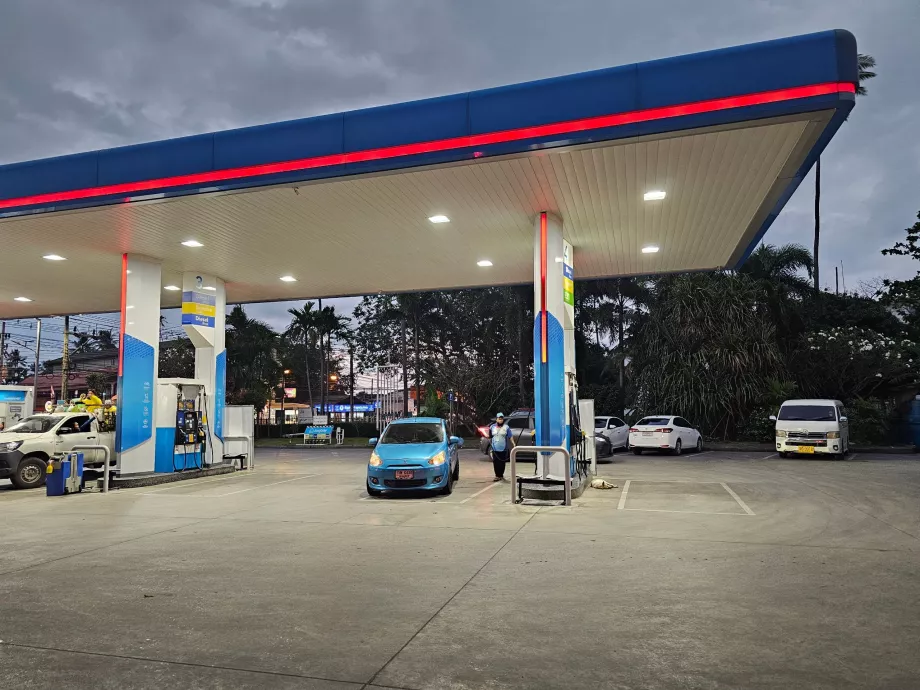 Modern benzin pompası