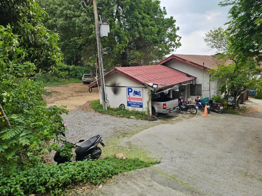 Coral Cove Plajı, scooterlar için park yeri