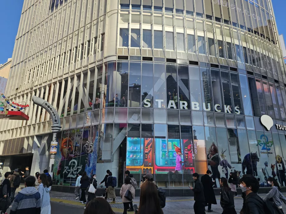 Shibuya Kavşağı'ndaki Starbucks