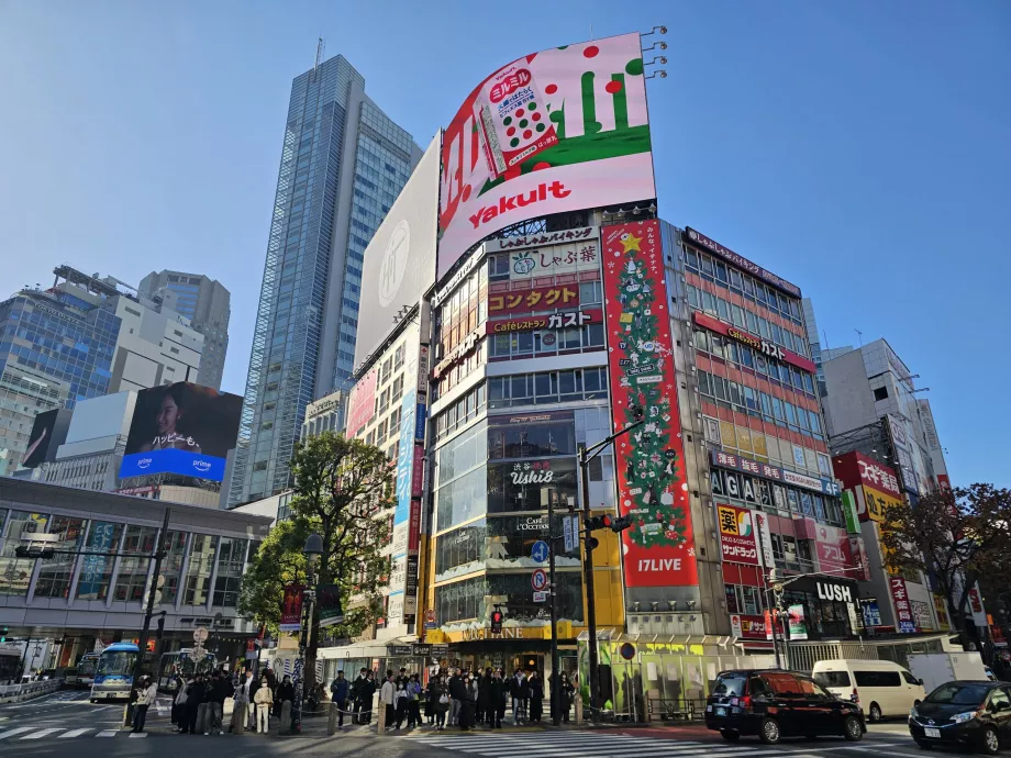 Shibuya kavşağındaki reklam pankartları