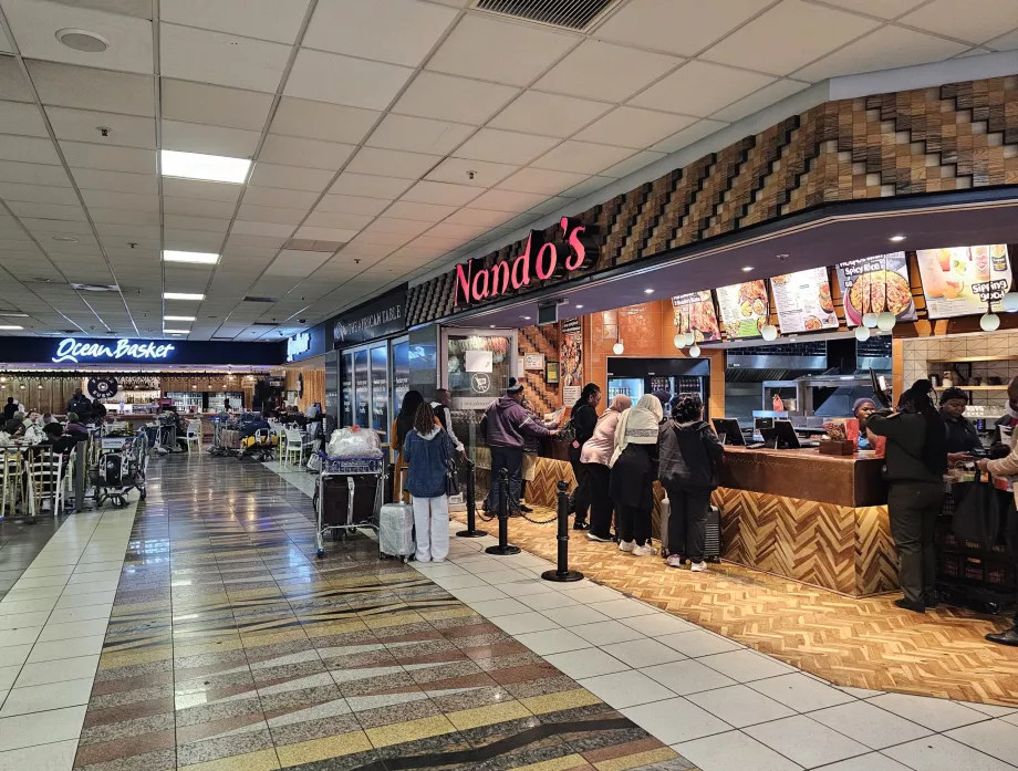 Halka açık alanda yemek alanı