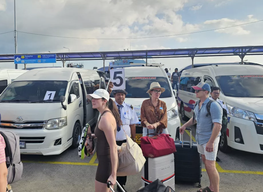 Nathon İskelesi'nde minibüsler