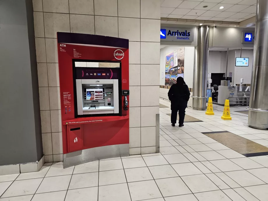 Gelen yolcu salonundaki ATM