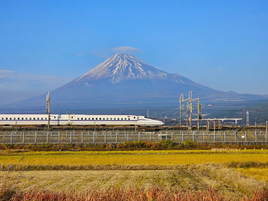 Arka planda Fuji Dağı ile Shinkansen