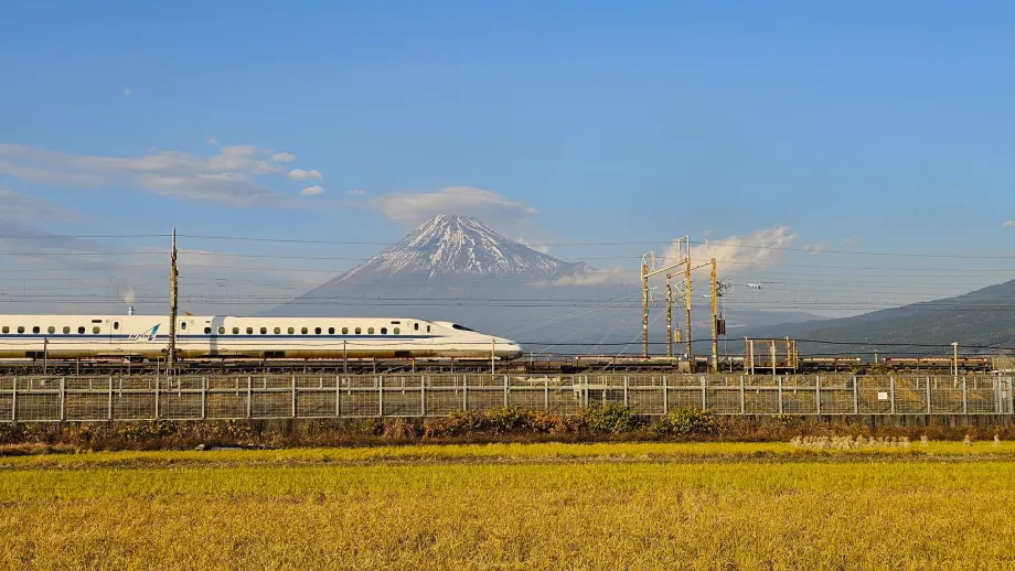 Arka planda Fuji Dağı ile Shinkansen