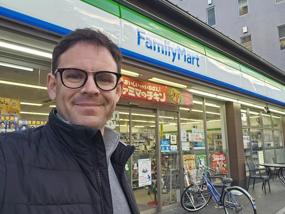 Ben Family Mart'ın önünde