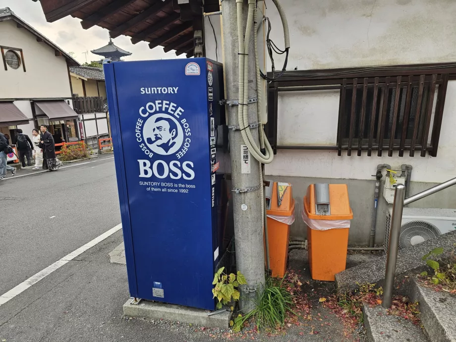 İçecek dağıtıcısında plastik şişe dağıtıcı kutusu