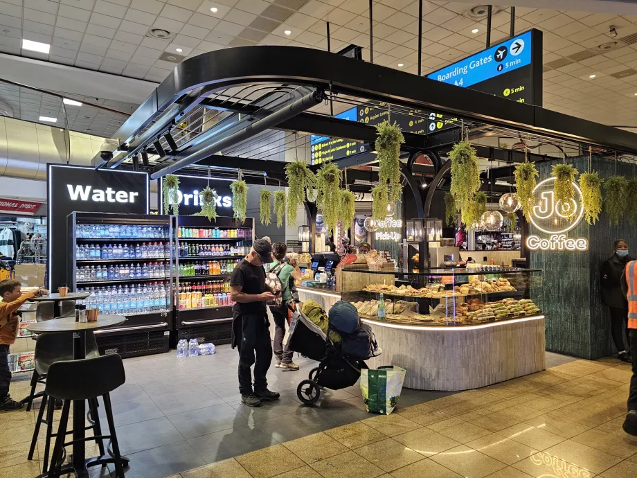 Transit bölgede kafe