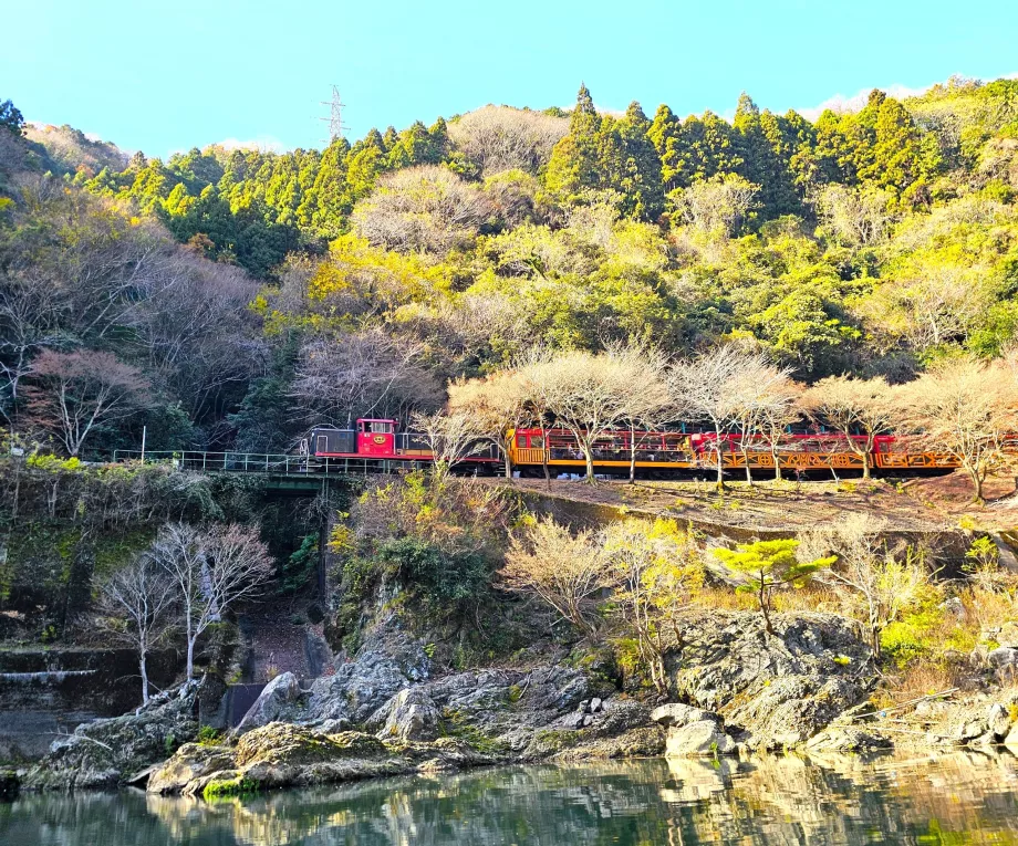 Hozugawa Kanyonu'nda Tren
