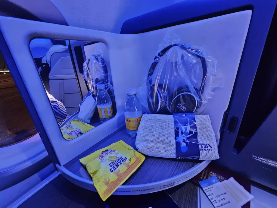 Ayna, kulaklık, bisküvi ve su içeren açılış paneli