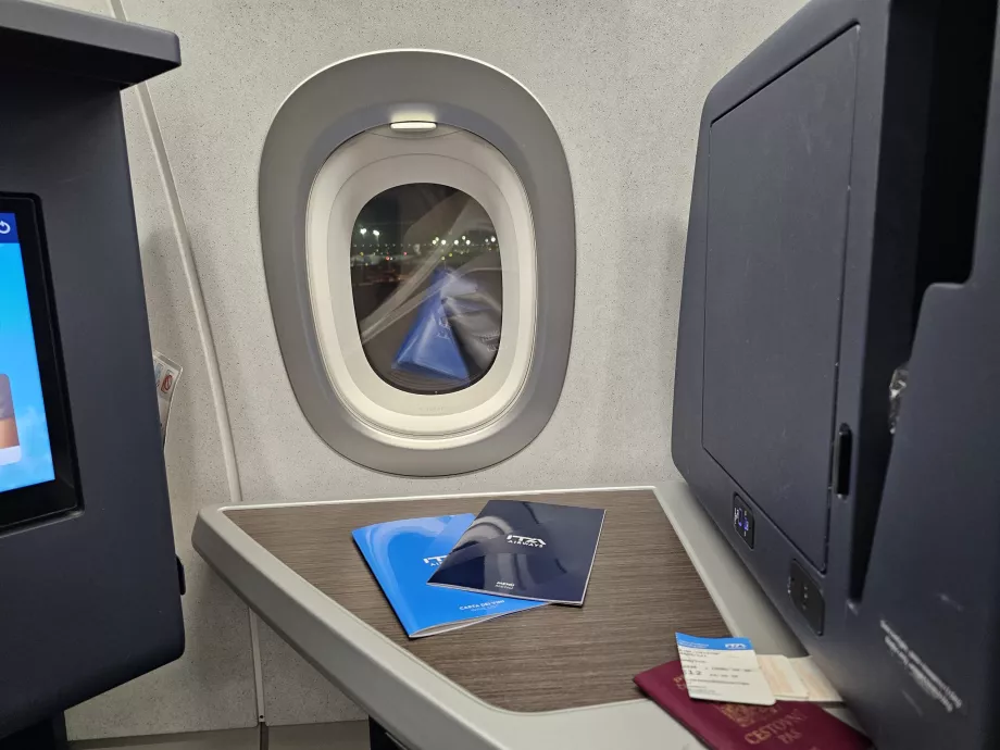 Masa ve aynalı kapalı depolama alanı