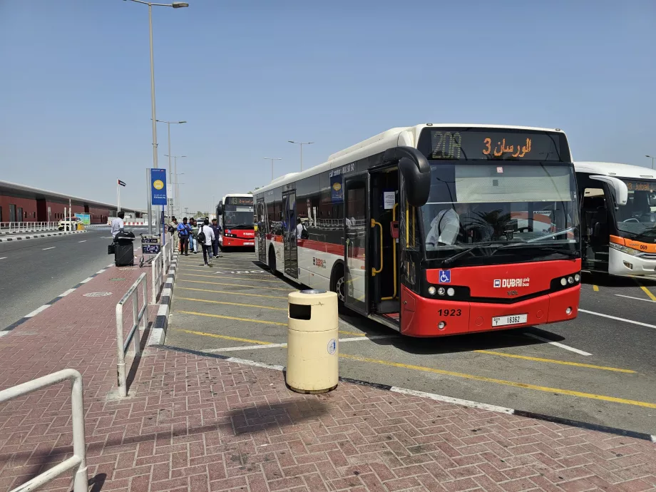 Terminal 2 önündeki otobüs durağı