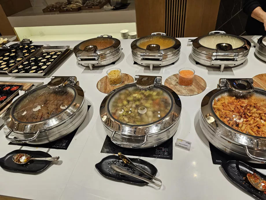 Ahlein Lounge, sıcak yemek menüsü