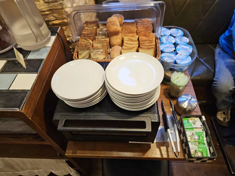 Kahvaltı - hamur işleri ve yoğurt