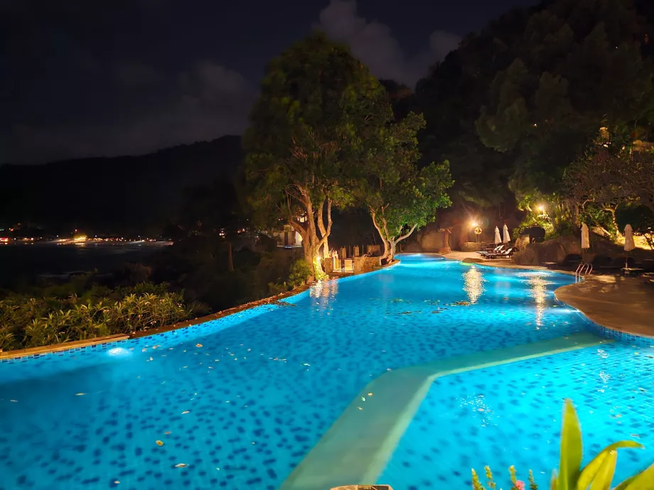 Büyük otel yüzme havuzu