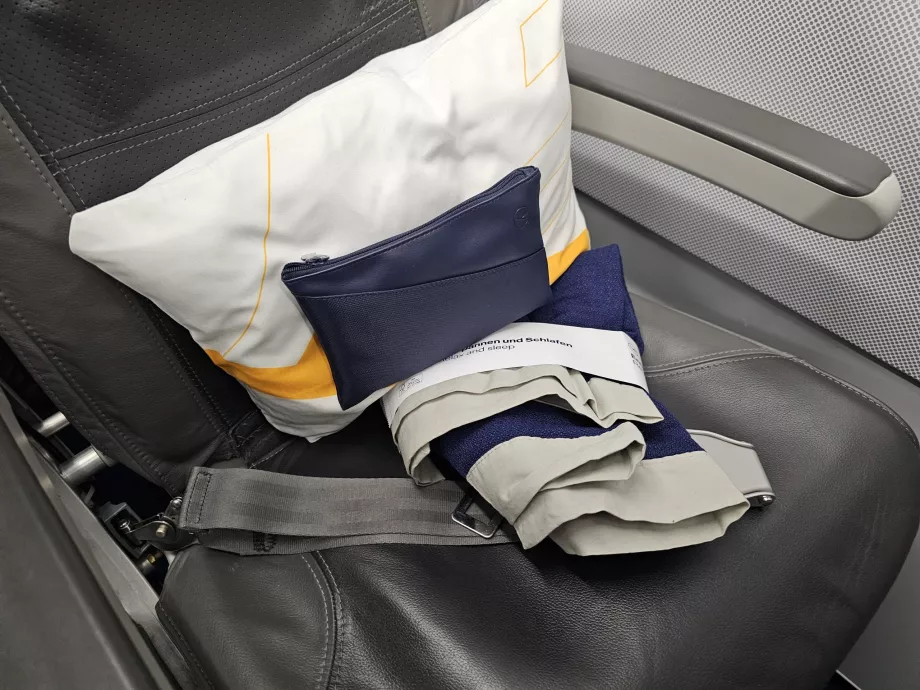 Yastık, ikram seti, battaniye