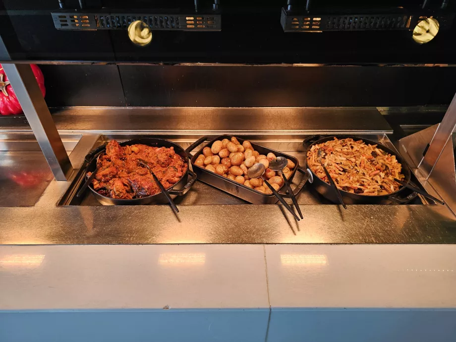 Öğle yemeklerinde sıcak yemek